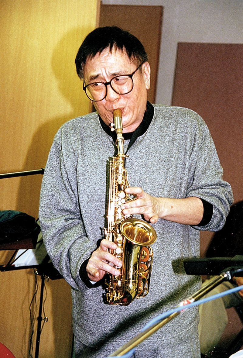 黄霑生前活跃于香港文化及娱乐界，曾与金庸、倪匡及蔡澜并称为“香江四大才子”，性格率直不羁，文学及音乐造诣极深厚。