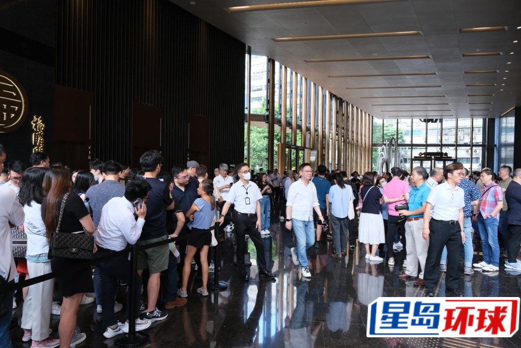 准买家百米人龙排到户外 准买家百米人龙排到户外