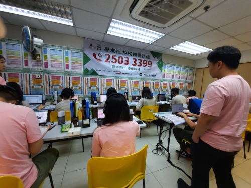 学友社的放榜辅导热线昨起投入服务。 蔡健行摄 学友社的放榜辅导热线昨起投入服务。 蔡健行摄