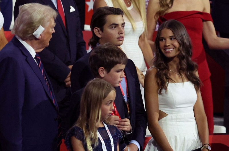 17岁川普孙女川着合身的白色小洋装,为他站台。(图/路透) 17岁川普孙女川着合身的白色小洋装,为他站台。(图/路透)