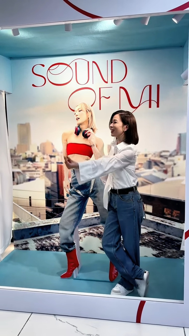 昨晚(17日)佘诗曼到红馆支持天后郑秀文(Sammi)举行的《You & Mi郑秀文世界巡回演唱会》。 昨晚(17日)佘诗曼到红馆支持天后郑秀文(Sammi)举行的《You & Mi郑秀文世界巡回演唱会》。