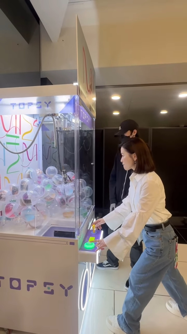 佘诗曼在后台玩夹公仔机。 佘诗曼在后台玩夹公仔机。