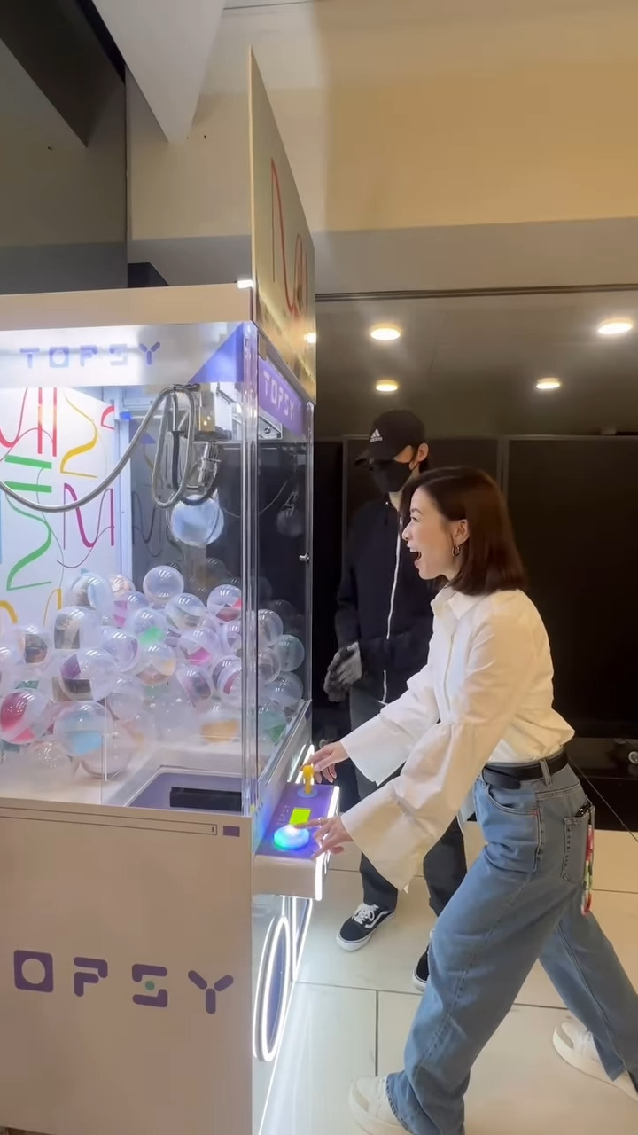 佘诗曼成功夹到波波后,个样超兴奋。 佘诗曼成功夹到波波后,个样超兴奋。