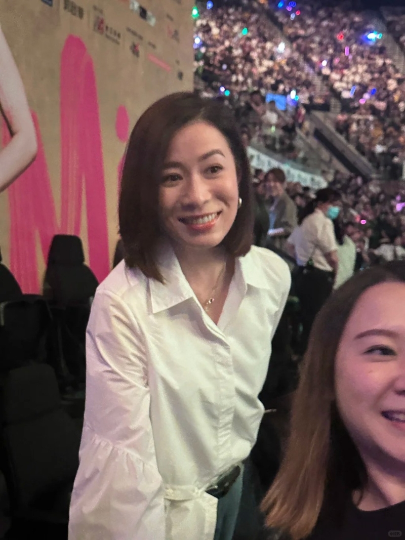 佘诗曼获现场郑秀文的粉丝欢呼。 佘诗曼获现场郑秀文的粉丝欢呼。