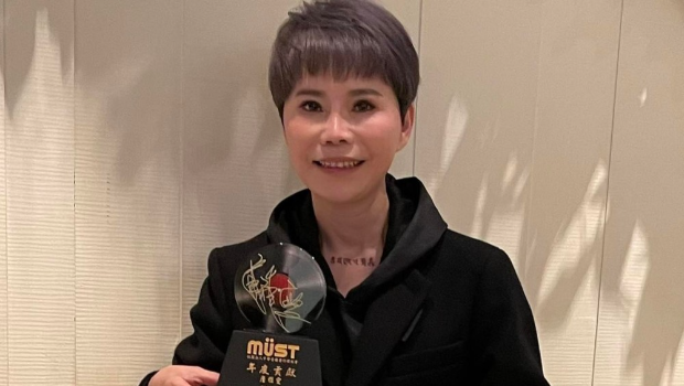 詹雅雯是台湾的台语歌后,2008年曾获金像奖最佳台语女歌手奖。 詹雅雯是台湾的台语歌后,2008年曾获金像奖最佳台语女歌手奖。