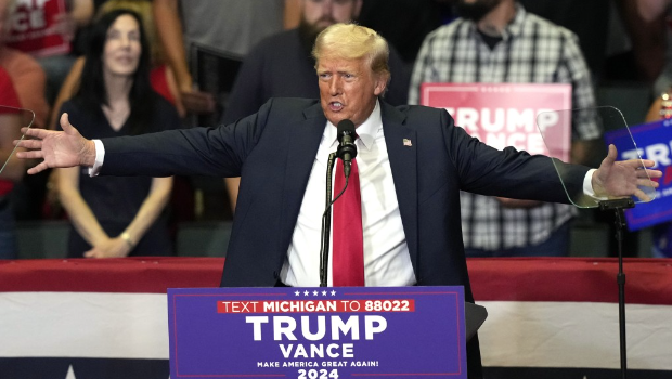 特朗普躲过暗杀后首度登台造势 特朗普躲过暗杀后首度登台造势