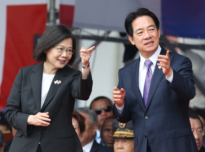 前“总统”蔡英文(左)缺席民进党“全代会”,引发外界热议。 前“总统”蔡英文(左)缺席民进党“全代会”,引发外界热议。