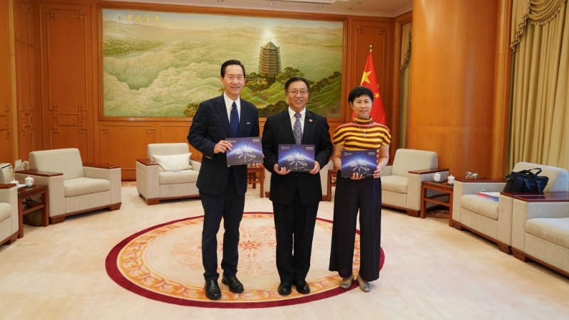 崔建春(中)晤团结香港基金主席陈智思(左)一行。 驻港公署提供 崔建春(中)晤团结香港基金主席陈智思(左)一行。 驻港公署提供