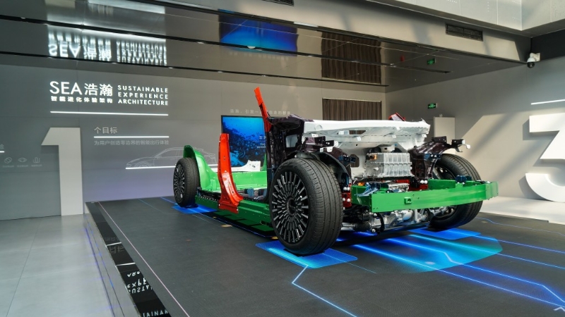 Zeekr极氪智能科技副总裁朱凌博士强调,每款Zeekr电动车建基于SEA浩瀚底盘结构,非单纯油改电。 Zeekr极氪智能科技副总裁朱凌博士强调,每款Zeekr电动车建基于SEA浩瀚底盘结构,非单纯油改电。
