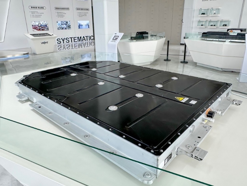 Zeekr极氪智能科技副总裁朱凌博士表示,Zeekr拥有自主研发的电池、电驱、电控和电蕊整套产业,Zeekr也是目前全球唯一具备「三个800」的电动车厂商,包括800V电动车、800V电池、800V充电网络。 Zeekr极氪智能科技副总裁朱凌博士表示,Zeekr拥有自主研发的电池、电驱、电控和电蕊整套产业,Zeekr也是目前全球唯一具备「三个800」的电动车厂商,包括800V电动车、800V电池、800V充电网络。