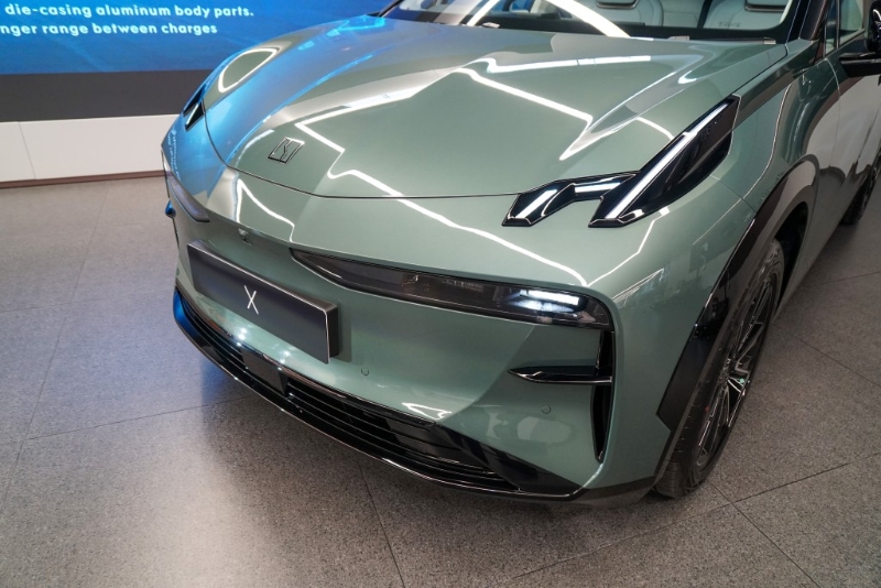 Zeekr极氪智能科技副总裁朱凌博士提到,Zeekr X外型由顶级设计大师Stefan Sielaff操刀,造工讲究精细,时尚简约型态演绎「都市无界」美学。 Zeekr极氪智能科技副总裁朱凌博士提到,Zeekr X外型由顶级设计大师Stefan Sielaff操刀,造工讲究精细,时尚简约型态演绎「都市无界」美学。