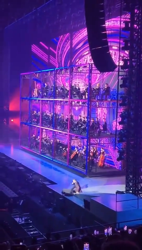 张学友去年8月在举行第三场马来西亚演唱会,演出期间在台上突然倒下。 张学友去年8月在举行第三场马来西亚演唱会,演出期间在台上突然倒下。