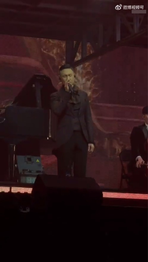 今年上海站更是一波三折,在演唱到歌曲《刹那爱》时,张学友突然要求中断表演,影片在微博疯传引起讨论! 今年上海站更是一波三折,在演唱到歌曲《刹那爱》时,张学友突然要求中断表演,影片在微博疯传引起讨论!