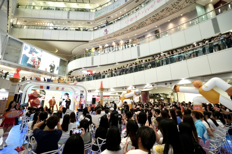 逾百市民在商场广场出席打气活动。 刘骏轩摄 逾百市民在商场广场出席打气活动。 刘骏轩摄