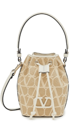 Valentino Garavani米色拉菲草VLogo Signature迷 你水桶袋 Valentino Garavani米色拉菲草VLogo Signature迷 你水桶袋