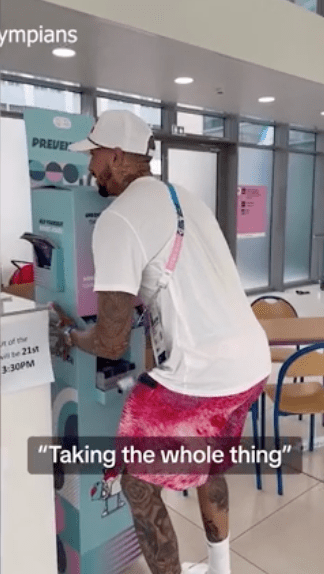 大会在选手村不同位置放置共30万个安全套,更成为今年奥运的热门话题,深受男女选手的注意。 大会在选手村不同位置放置共30万个安全套,更成为今年奥运的热门话题,深受男女选手的注意。