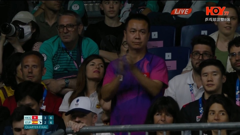 坐在观众席上的总教练李静,他的表情亦是大家的焦点!1 坐在观众席上的总教练李静,他的表情亦是大家的焦点!1