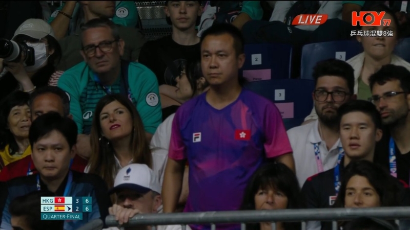 坐在观众席上的总教练李静,他的表情亦是大家的焦点! 坐在观众席上的总教练李静,他的表情亦是大家的焦点!