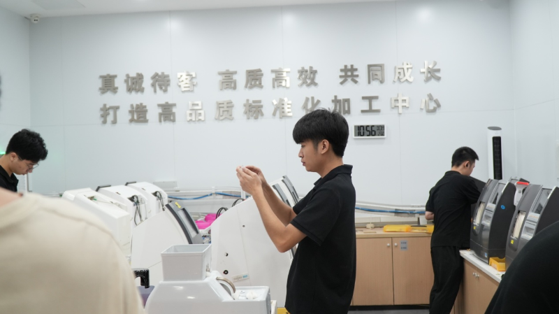 加工中心里认真打磨镜片的技工