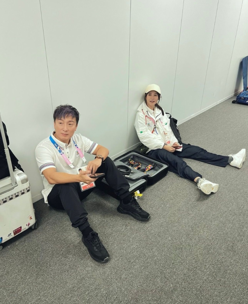 方力申、黄翠如在今奥运举行前夕,与摄制队一起出发到巴黎。 方力申、黄翠如在今奥运举行前夕,与摄制队一起出发到巴黎。