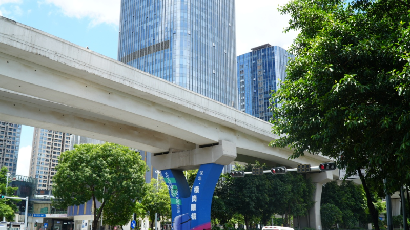 地铁高架桥上“深圳横岗眼镜”宣传海报