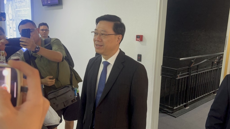 行政长官李家超今日(30日)在老挝万象机场上机前往柬埔寨首都金边前见记者时祝贺张家朗为香港带来第二面金牌。 行政长官李家超今日(30日)在老挝万象机场上机前往柬埔寨首都金边前见记者时祝贺张家朗为香港带来第二面金牌。