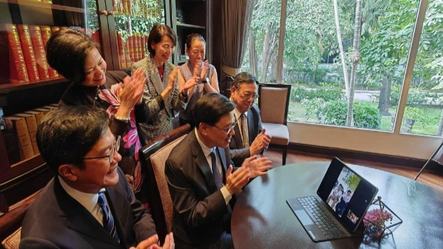 李家超(前排中)致电祝贺张家朗成功卫冕。李家超FB图片 李家超(前排中)致电祝贺张家朗成功卫冕。李家超FB图片