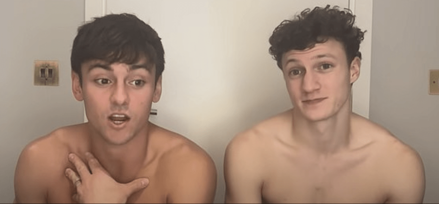 戴利(左)日前在网上自爆,曾送予跳水拍档威廉斯「鸡鸡袜」作生日礼物,引起网民哄动。影片截图 戴利(左)日前在网上自爆,曾送予跳水拍档威廉斯「鸡鸡袜」作生日礼物,引起网民哄动。影片截图