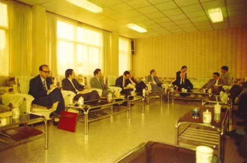 罗兰士嘉道理勋爵(右二)率中电团队与时任国务院副总理李鹏(右一)敲定合营合同内容 罗兰士嘉道理勋爵(右二)率中电团队与时任国务院副总理李鹏(右一)敲定合营合同内容