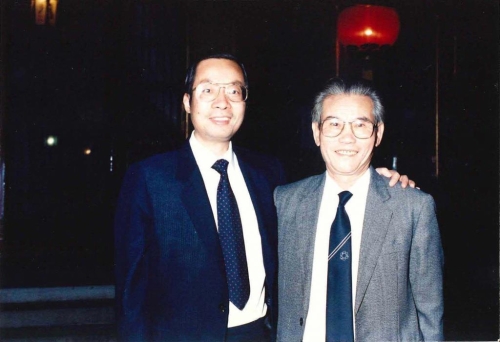 李锐波(左)与时任水利电力部副部长彭士禄(右)建立了深厚友谊 李锐波(左)与时任水利电力部副部长彭士禄(右)建立了深厚友谊