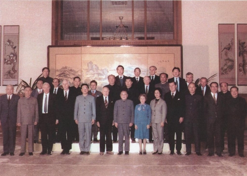 已故国家领导人邓小平接见中电代表团。 已故国家领导人邓小平接见中电代表团。