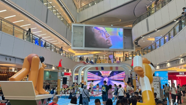 观塘一商场不少市民一早到场一边玩游戏一边等比赛开始。 观塘一商场不少市民一早到场一边玩游戏一边等比赛开始。