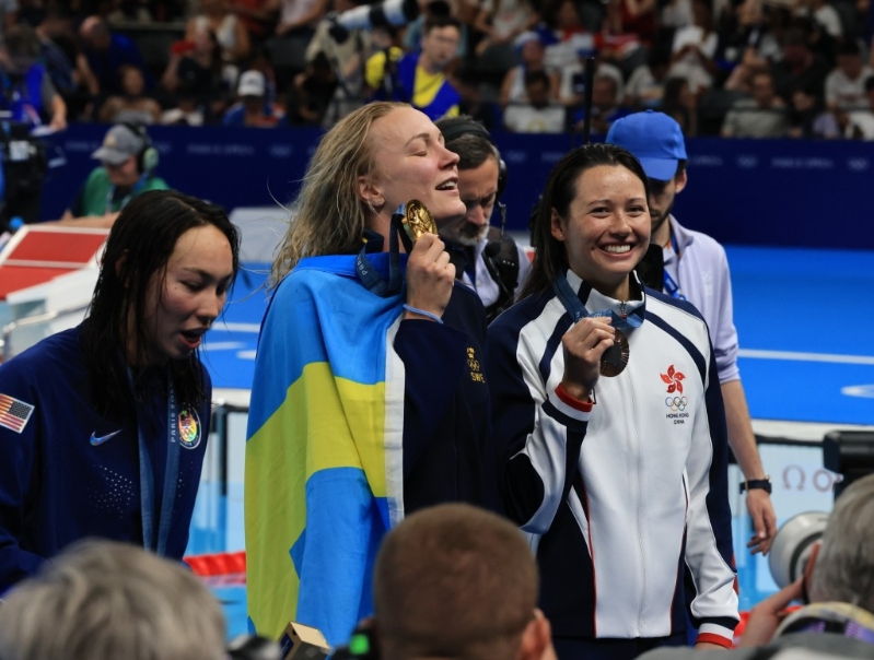 何诗蓓拿起奖牌拍照。 何诗蓓拿起奖牌拍照。