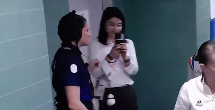 郭晶晶被全红婵逗乐。 郭晶晶被全红婵逗乐。