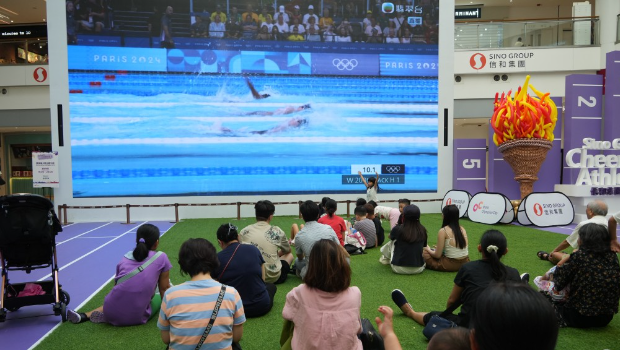 市民观看张心悦出战背泳赛事。 市民观看张心悦出战背泳赛事。