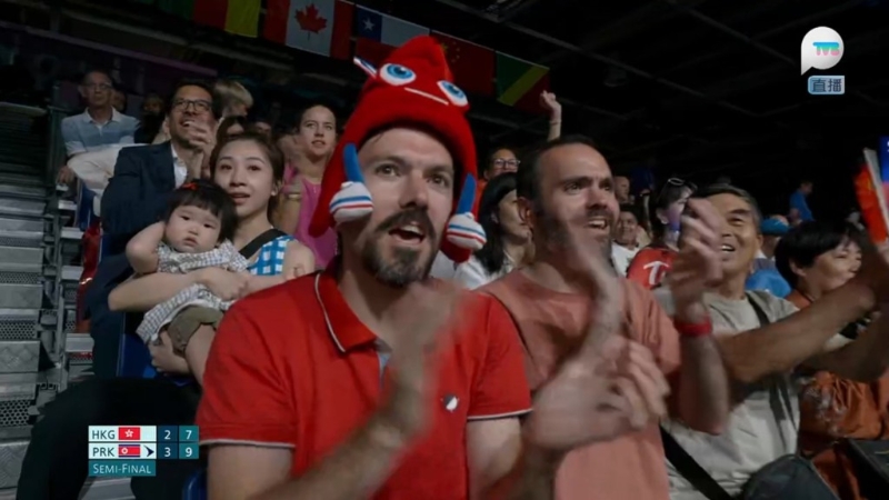 近日黄镇廷老婆Stella在直播赛事时被拍到身处观众席,不少网民都赞黄太高颜值。 近日黄镇廷老婆Stella在直播赛事时被拍到身处观众席,不少网民都赞黄太高颜值。