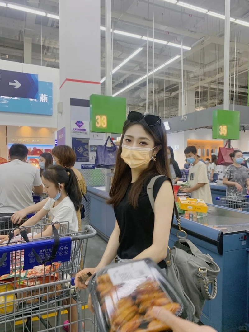 黄镇廷老婆Stella于小红书简介分享,她与黄镇廷是深港夫妻,她由深圳来香港。 黄镇廷老婆Stella于小红书简介分享,她与黄镇廷是深港夫妻,她由深圳来香港。