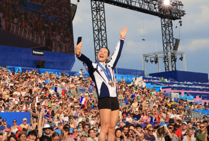 Siobhan开心在台上自拍。 Siobhan开心在台上自拍。