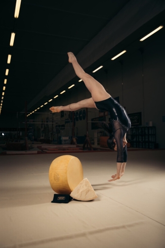 她在芝士后做体操动作。 (X@womenpostingws) 她在芝士后做体操动作。 (X@womenpostingws)