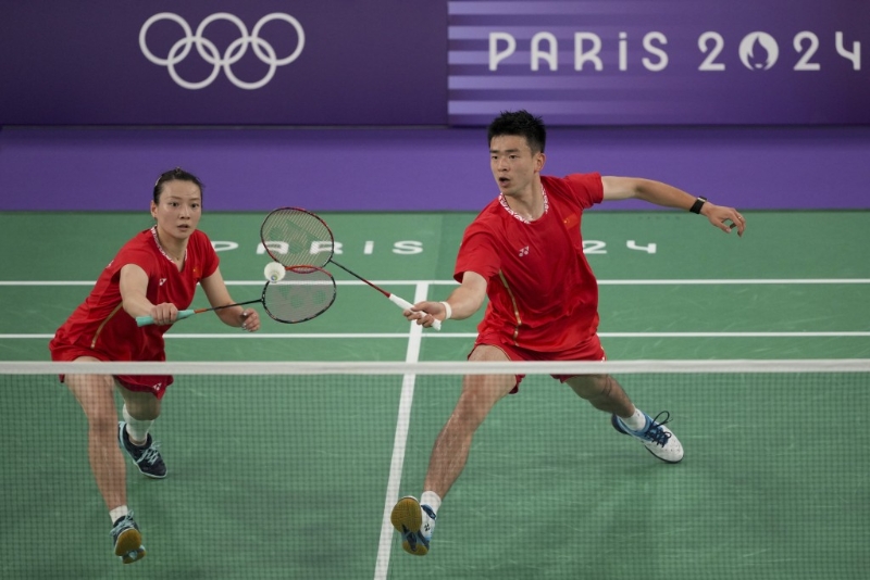 黄雅琼拍郑思维夺混双金牌。 AP 黄雅琼拍郑思维夺混双金牌。 AP