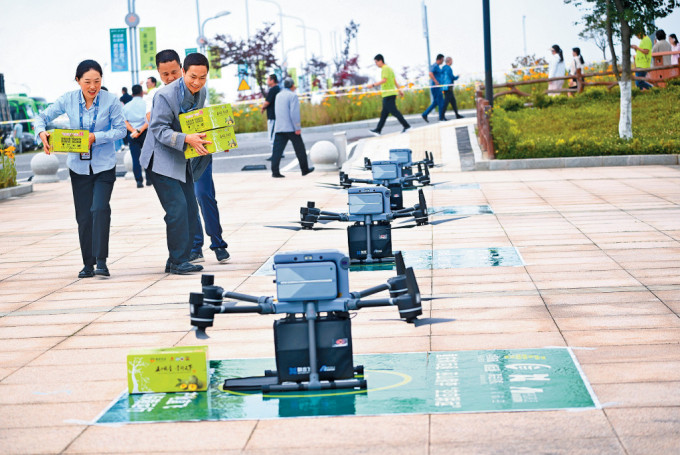 越来越多城市采用无人机运输,涉及外卖、急救物资等。 越来越多城市采用无人机运输,涉及外卖、急救物资等。