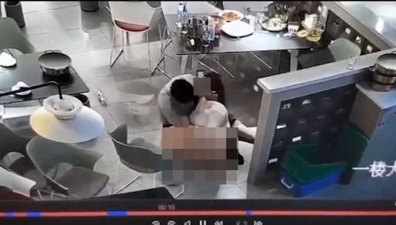 湖北武汉烧烤店男女上演活春宫