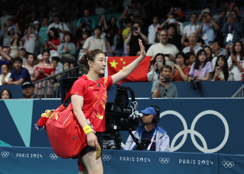 巴黎奥运乒乓球女单决赛,陈梦(红衫)击败孙颖莎。 新华社 巴黎奥运乒乓球女单决赛,陈梦(红衫)击败孙颖莎。 新华社