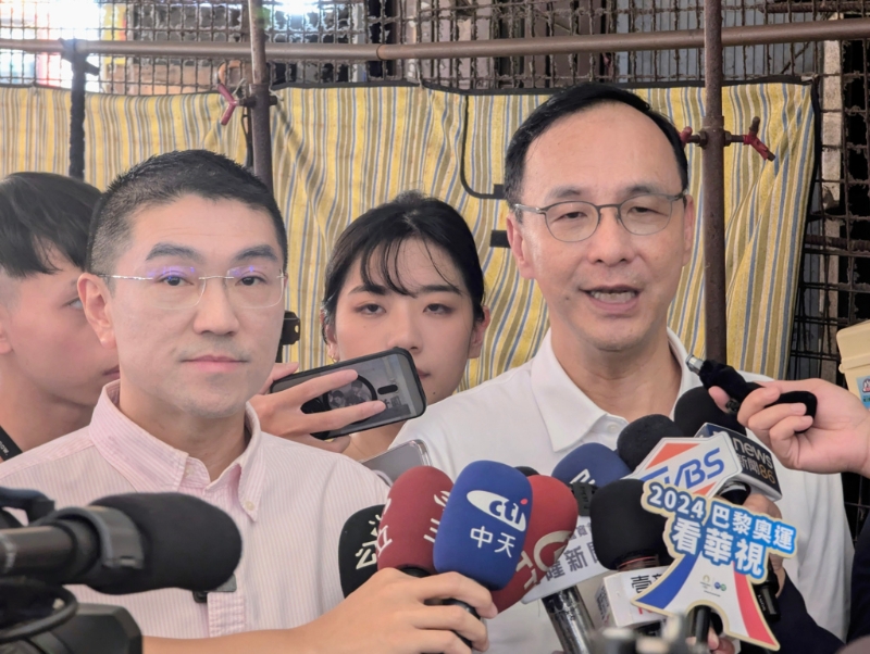 国民党主席朱立伦(前右)赴基隆市力挺基隆市长谢国梁(前左)。 (中时新闻网资料照) 国民党主席朱立伦(前右)赴基隆市力挺基隆市长谢国梁(前左)。 (中时新闻网资料照)