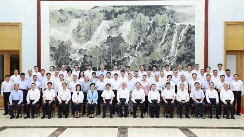 政治局常委蔡奇亮相北戴河。 政治局常委蔡奇亮相北戴河。