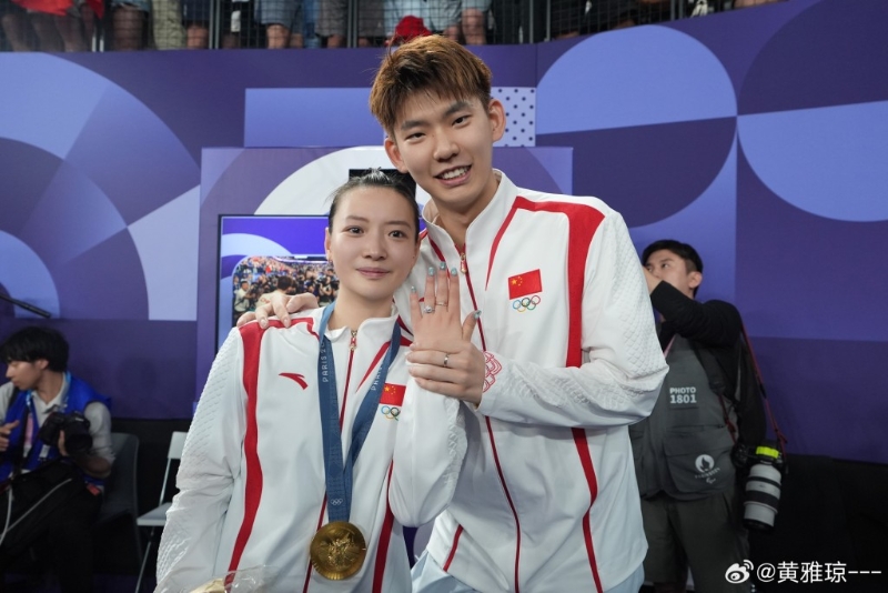 黄雅琼与刘雨辰大晒钻戒。 黄雅琼与刘雨辰大晒钻戒。