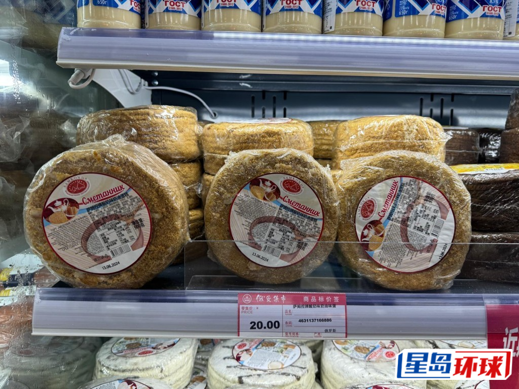 萨娒控牌酸奶味奶油蛋糕¥20,虽然蛋糕没有包装盒,看似“简陋”,近期却受到不少人热捧,提拉米苏共有七层,奶油细腻,而且甜而不腻,有网民更指:“外表简约,内在绵里藏金”。 萨娒控牌酸奶味奶油蛋糕¥20,虽然蛋糕没有包装盒,看似“简陋”,近期却受到不少人热捧,提拉米苏共有七层,奶油细腻,而且甜而不腻,有网民更指:“外表简约,内在绵里藏金”。