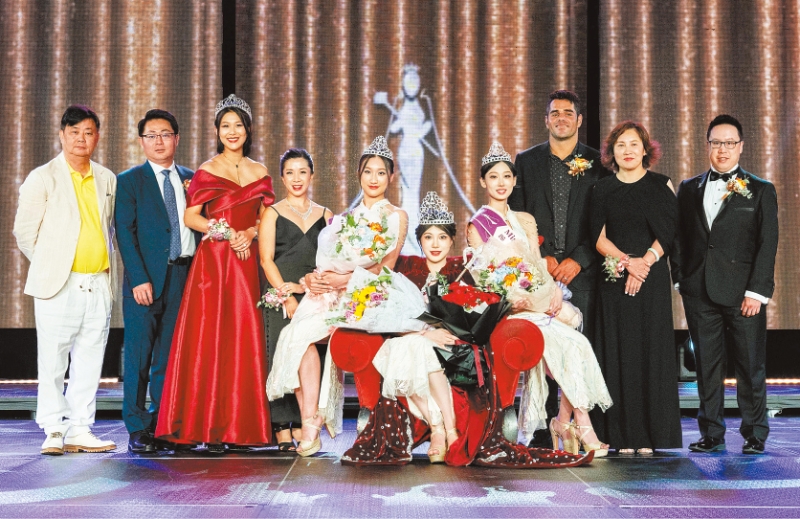 总决赛评审们与决赛前三名佳丽在台上合照。 总决赛评审们与决赛前三名佳丽在台上合照。