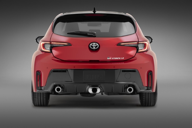 丰田2025年北美新版GR Corolla车尾维持三出式排气喉组合 丰田2025年北美新版GR Corolla车尾维持三出式排气喉组合