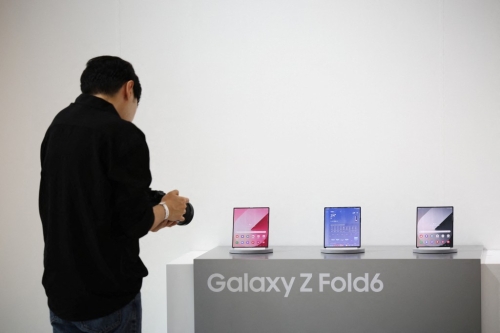 三星的“Galaxy Z Flip 6”手机,在今届奥运出尽风头。 路透社 三星的“Galaxy Z Flip 6”手机,在今届奥运出尽风头。 路透社